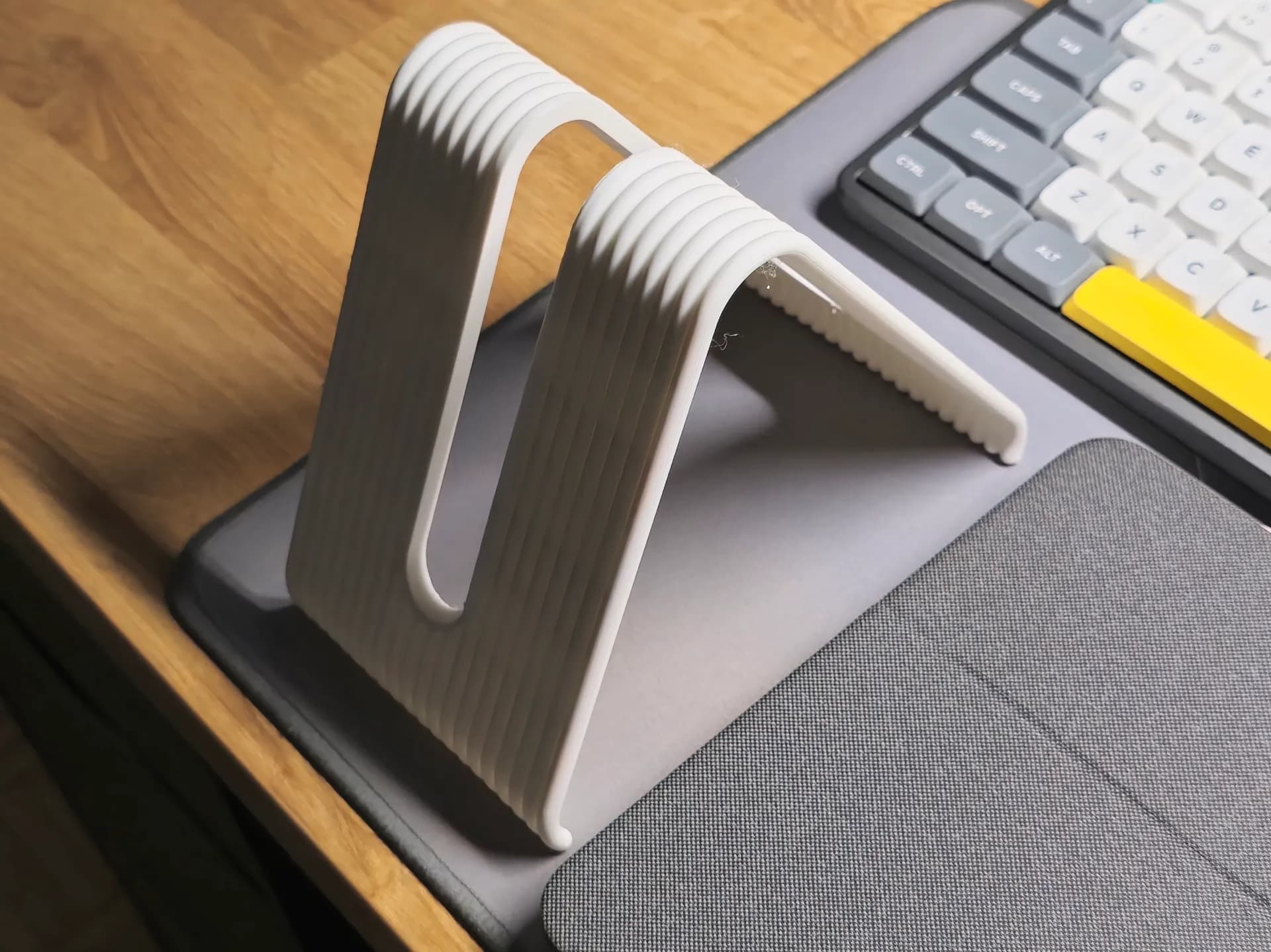 2-in-1 Stand & Lifter • Ipad Tablet and Monitor