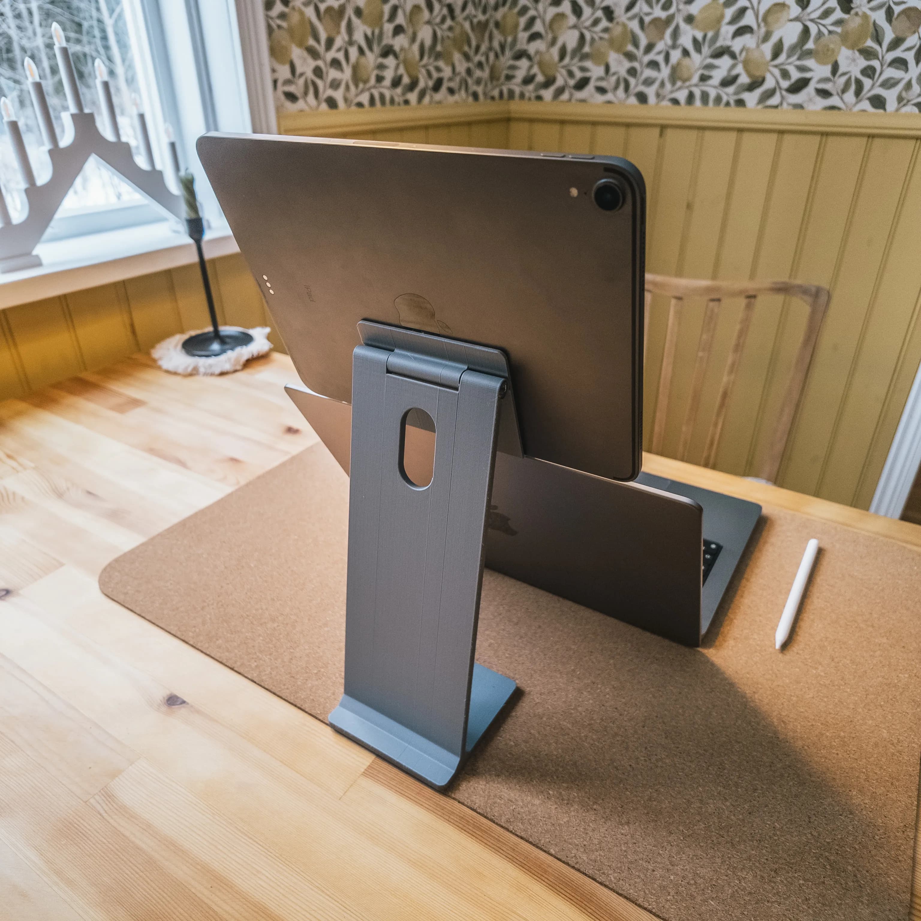iPad Stand (as a second monitor for 14" Macbook)