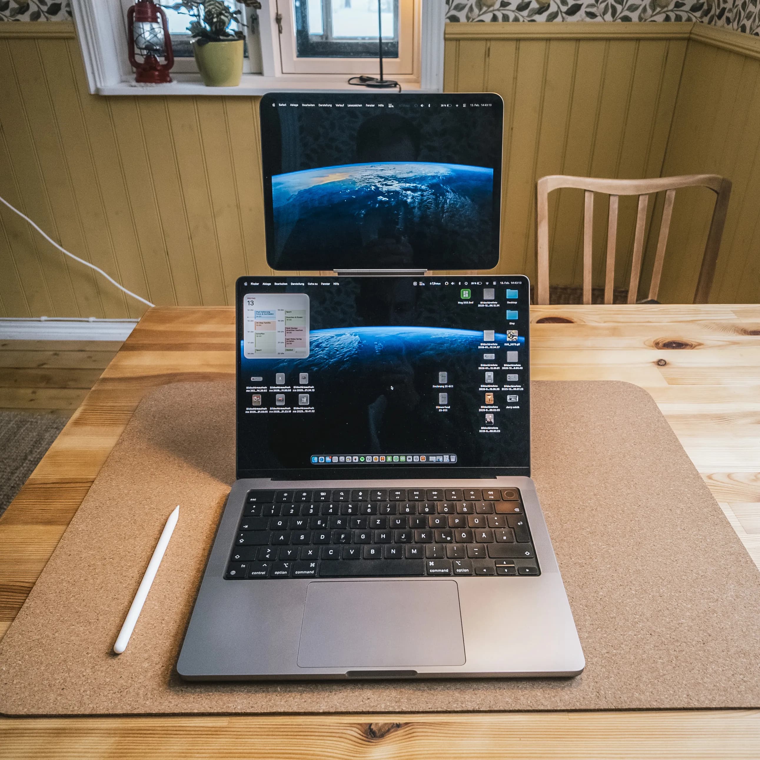 iPad Stand (as a second monitor for 14" Macbook)