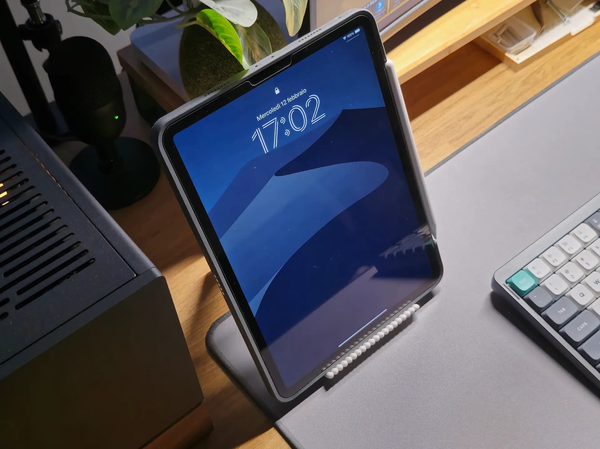 2-in-1 Stand & Lifter • Ipad Tablet and Monitor
