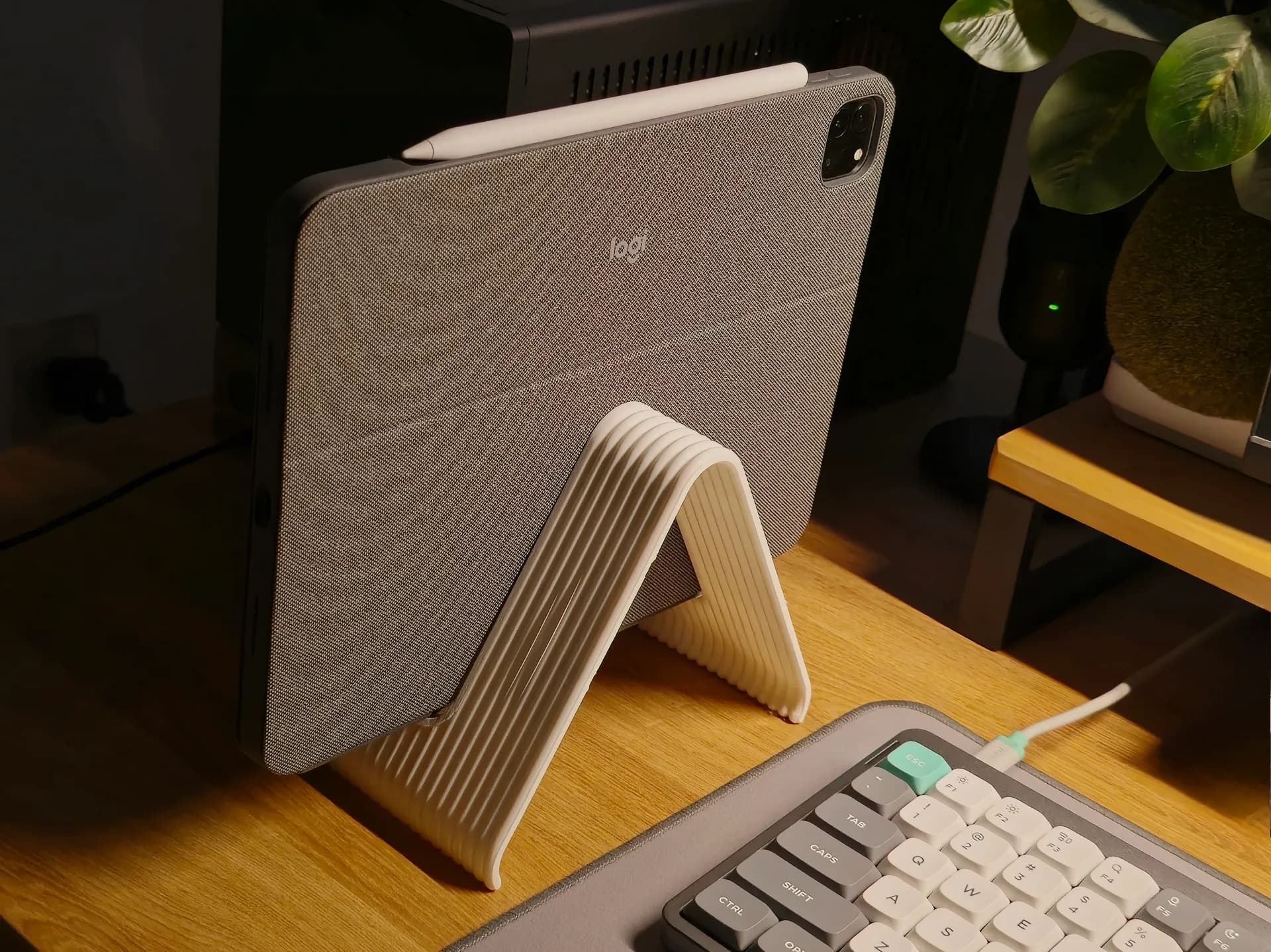 2-in-1 Stand & Lifter • Ipad Tablet and Monitor